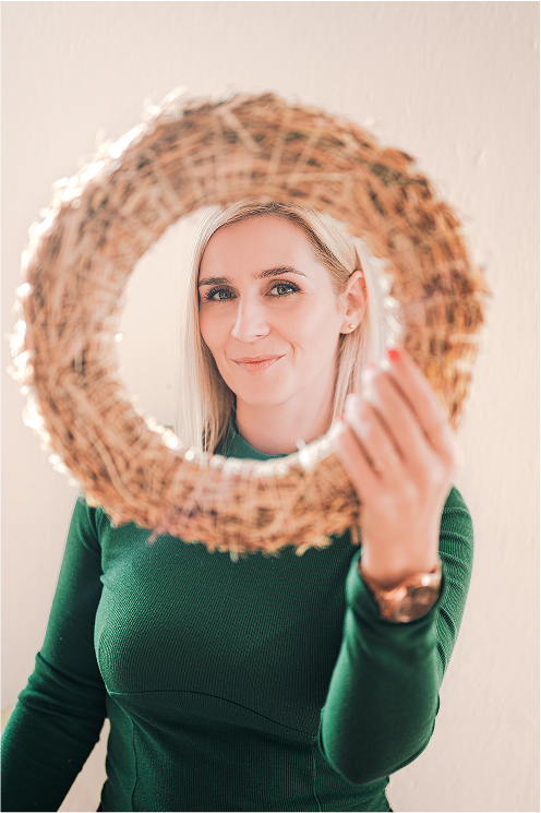 Gabriela při tvorbě věnce z přírodních materiálů